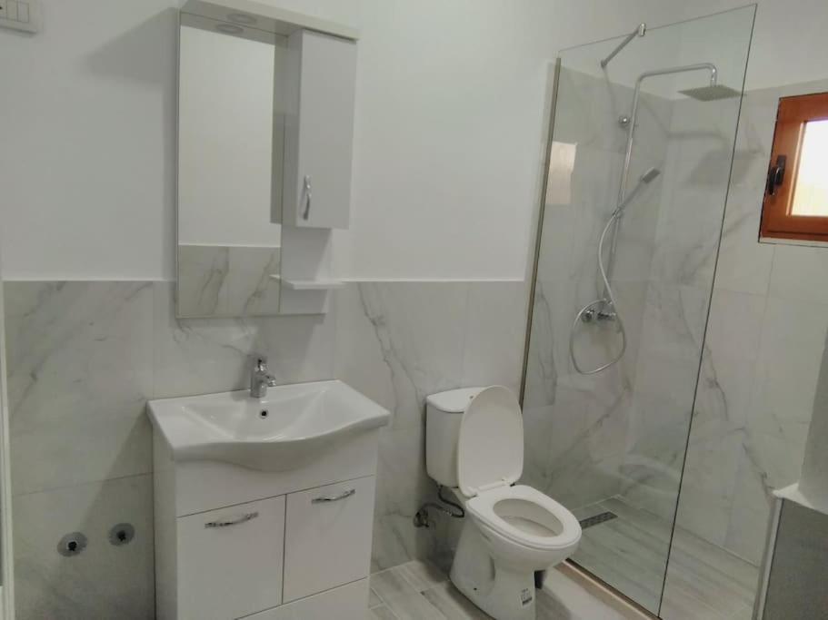 Villa Besnik, Rooms For Rent Vlore Ngoại thất bức ảnh