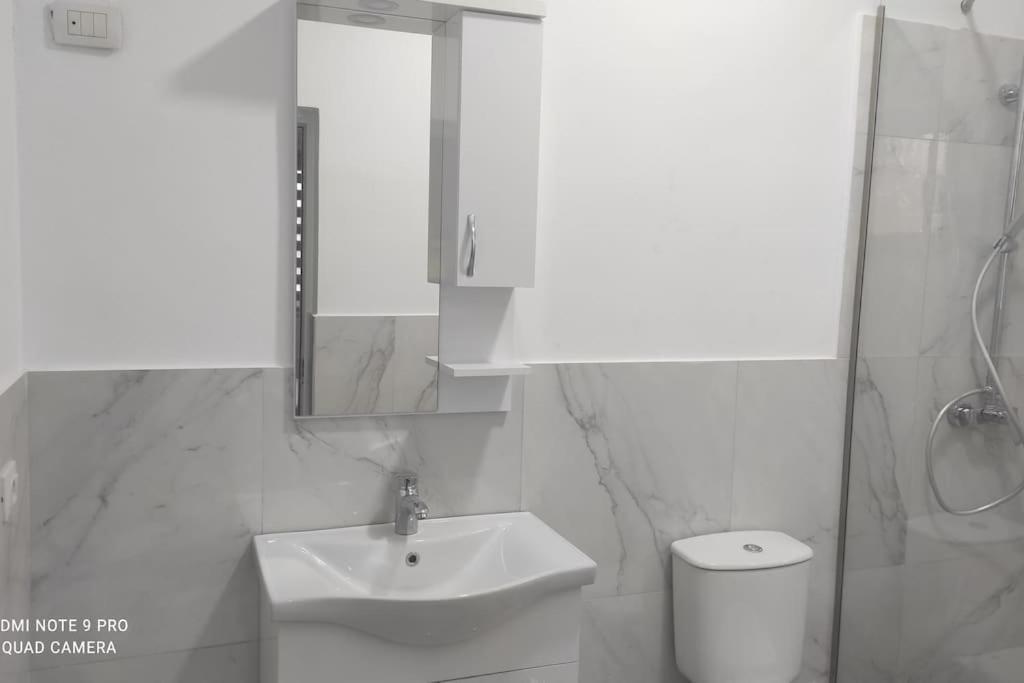 Villa Besnik, Rooms For Rent Vlore Ngoại thất bức ảnh