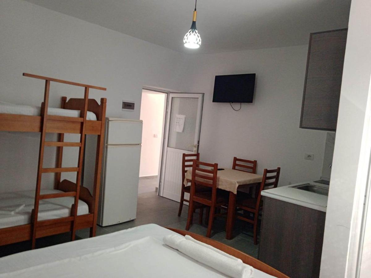 Villa Besnik, Rooms For Rent Vlore Ngoại thất bức ảnh